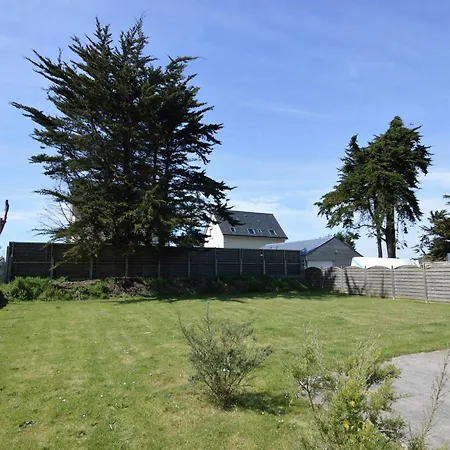 펜션 Seafront With Garden In Denneville, Cleaning Included *